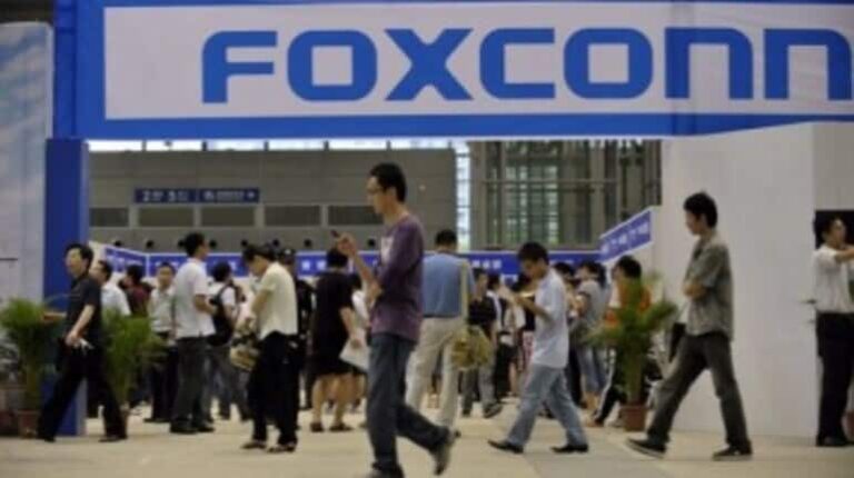 Apple के इंडिया प्लान को बड़ा झटका, Foxconn ने 300 चाइनीज इंजीनियर्स चीन भेजे