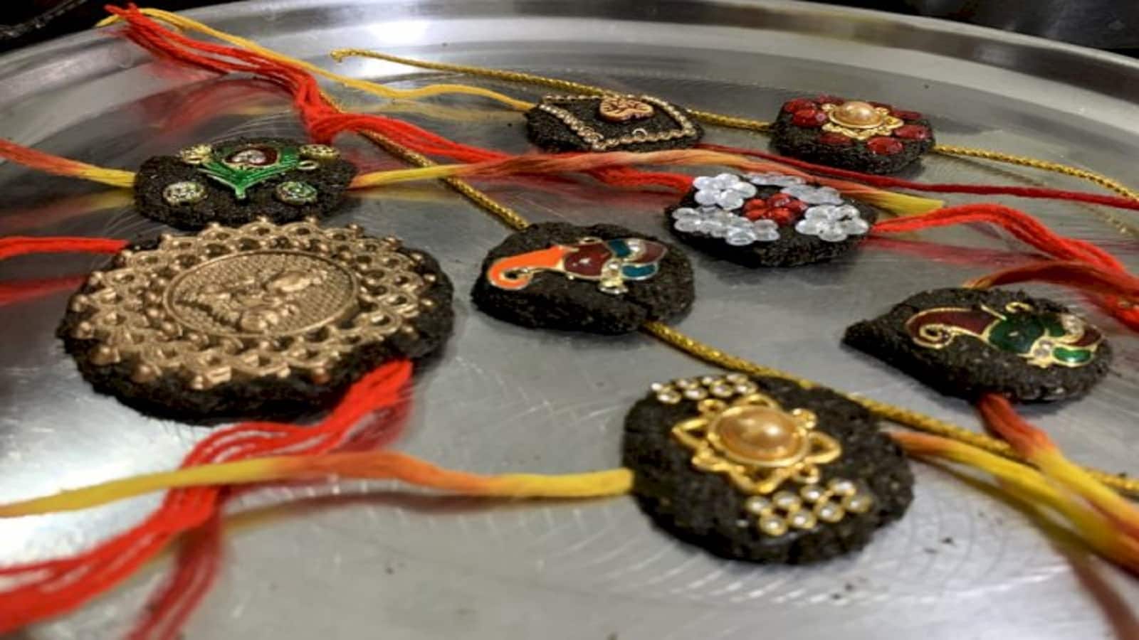 Raksha Bandhan 2025: भाई की कलाई पर सजाएं ये इको-फ्रेंडली और एंटी बैक्टीरियल गोबर से बनी राखी