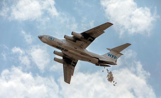 दक्षिण सूडान: विनाशकारी भूख से पीड़ित परिवारों तक, हवाई मार्ग से पहुँचाई गई मदद