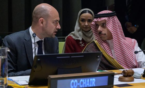 ग़ाज़ा में सुलगती आग के बीच, दो-देश समाधान के लिए नवीन प्रयास