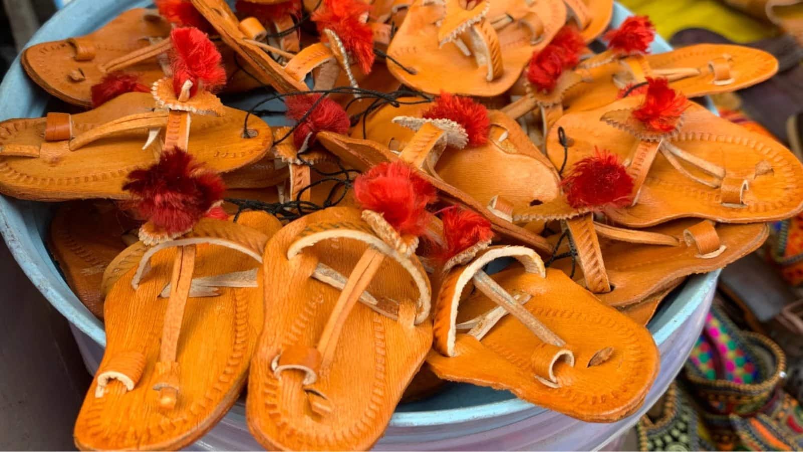 अब QR कोड के साथ बिकेगी कोल्हापुरी चप्पल, स्कैन करने पर मिलेंगी दिलचस्प डिटेल; प्राडा कांड के बाद ऑथेंटिसिटी पर बढ़ा जोर