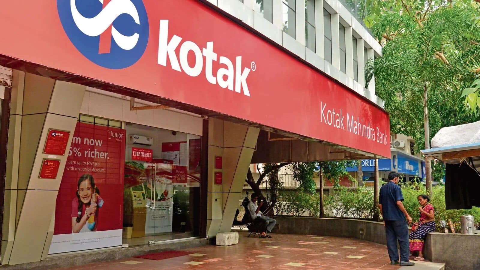 Kotak Mahindra Bank Share Price: स्टॉक करीब 4% उछला, अच्छे बिजनेस अपडेट से शेयर में जोश, जानें ब्रोकरेजेज की राय