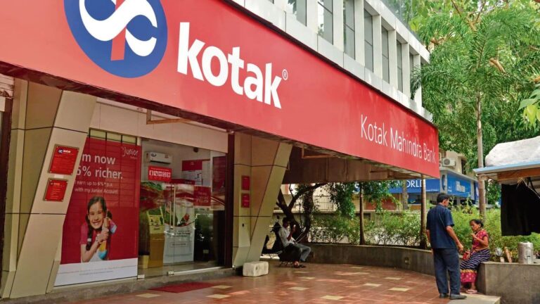 Kotak Mahindra Bank के शेयरों में 15 महीने की सबसे बड़ी गिरावट, अब शेयर खरीदें, बेचें या करें होल्ड?