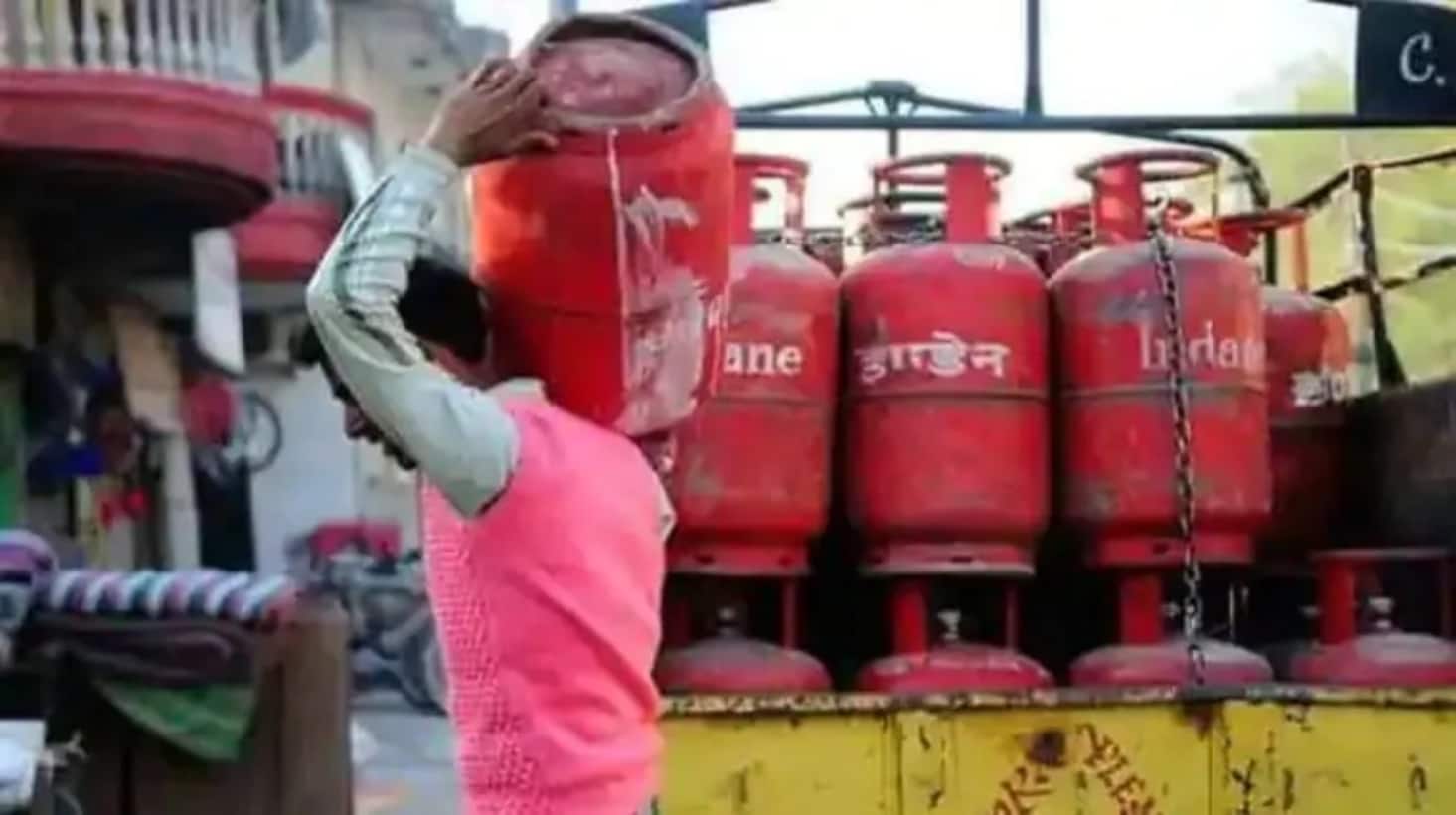 LPG Cylinder Price: सरकार ने सस्ता किया एलपीजी सिलेंडर, 33.50 रुपये घटाई कीमत, चेक करें अपने शहर में रेट