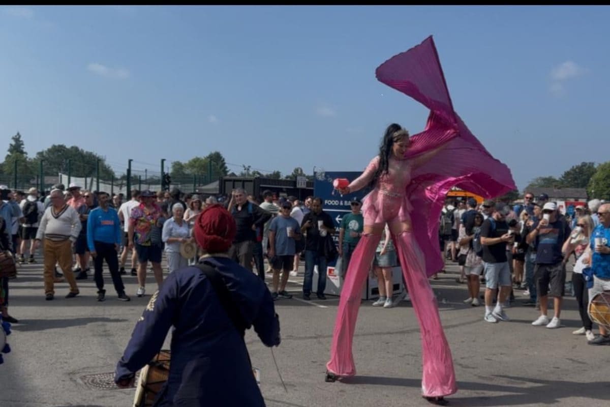 VIDEO: ओल्ड ट्रैफर्ड की ये तस्वीर आपको हैरान कर देगी, कैसे कर सकता है कोई?