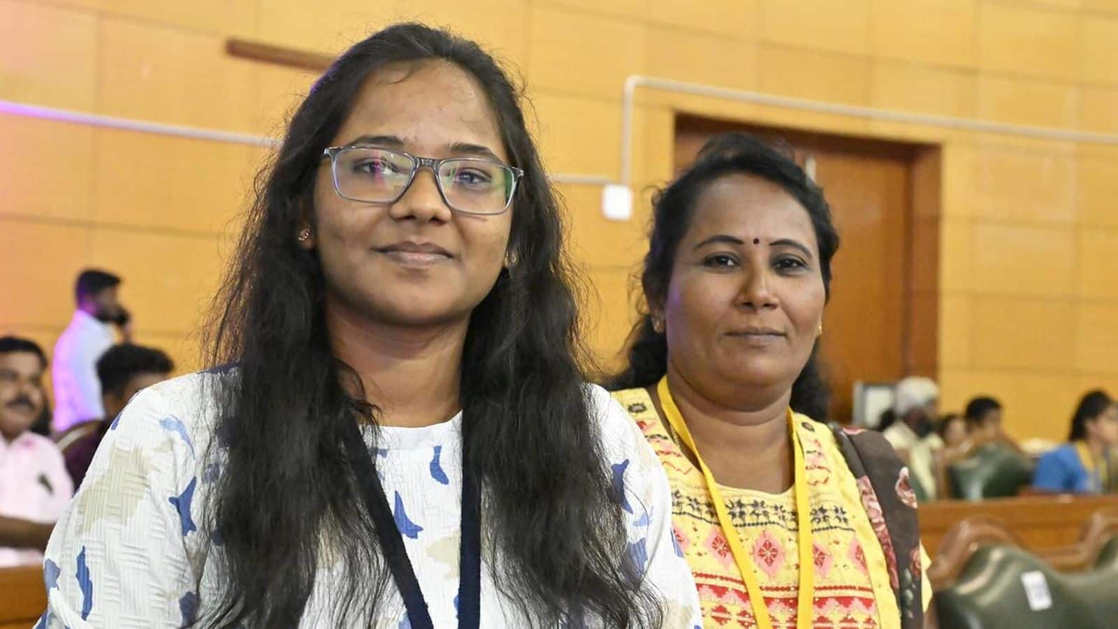 NEET Success Story: तमिलनाडु की मां-बेटी एक साथ करेंगी मेडिकल कॉलेज में पढ़ाई, दोनों ने पास की नीट परीक्षा