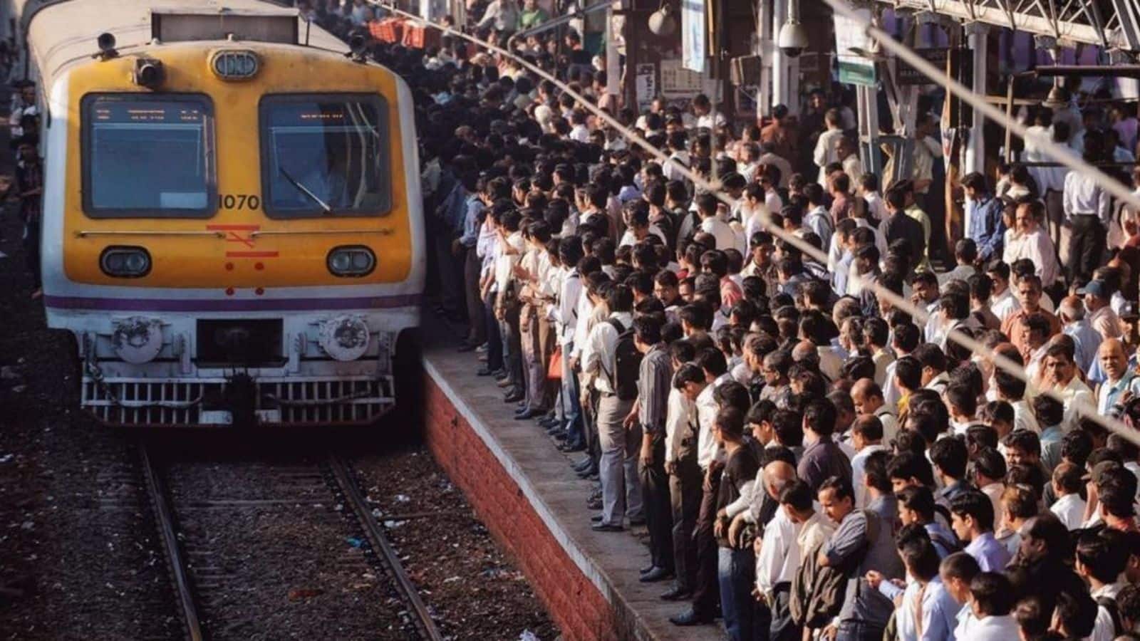 Mumbai Local Train: मुंबई लोकल की भीड़ कम करने के लिए महाराष्ट्र सरकार का बड़ा फैसला, इन कर्मचारियों को दी बड़ी मोहलत