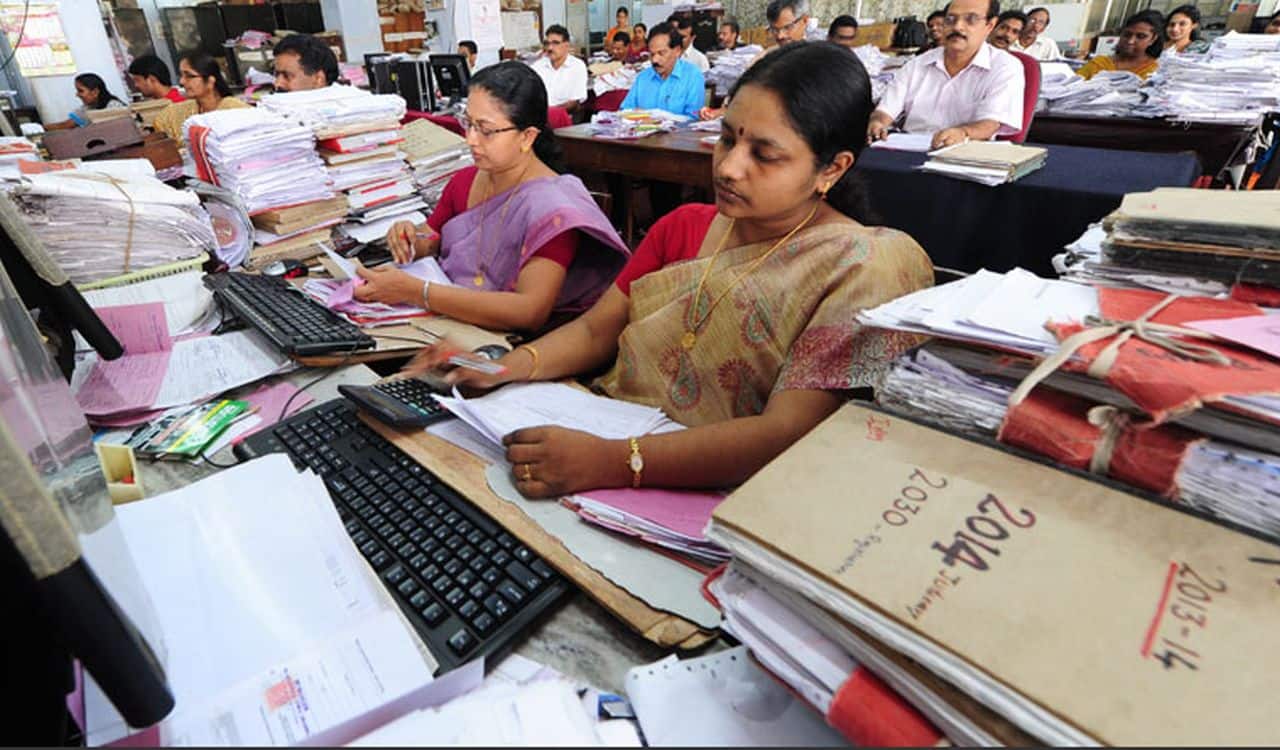 सरकारी कर्मचारियों के लिए बड़ी खबर! ऑनलाइन मिलेगा सभी कर्मचारियों का रिकॉर्ड, नहीं रहेंगी कागजों की फाइल