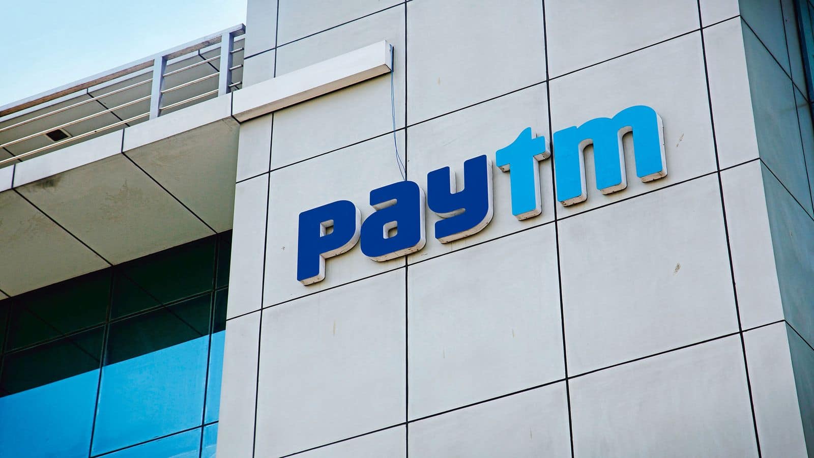 Paytm Shares: पेटीएम के शेयर 3% लुढ़के, पहली बार घाटे से मुनाफे में आई कंपनी, अब खरीदें, बेचें या करें होल्ड?