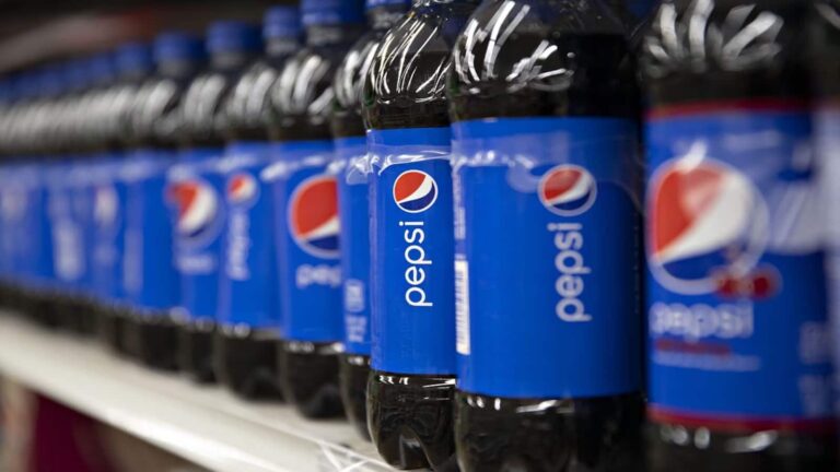 HSBC ने 7% घटाया टारगेट तो Varun Beverages के शेयर धड़ाम, लेकिन इस कारण फिर दी खरीदने की सलाह