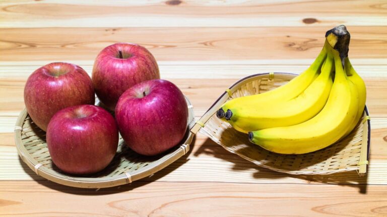 बरसात में सेब या केला? जानिए किसे खाने से सेहत रहेगी टनाटन