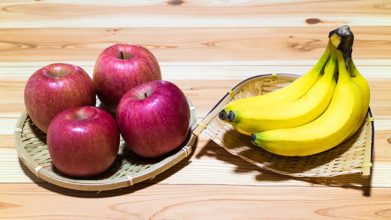 बरसात में सेब या केला? जानिए किसे खाने से सेहत रहेगी टनाटन