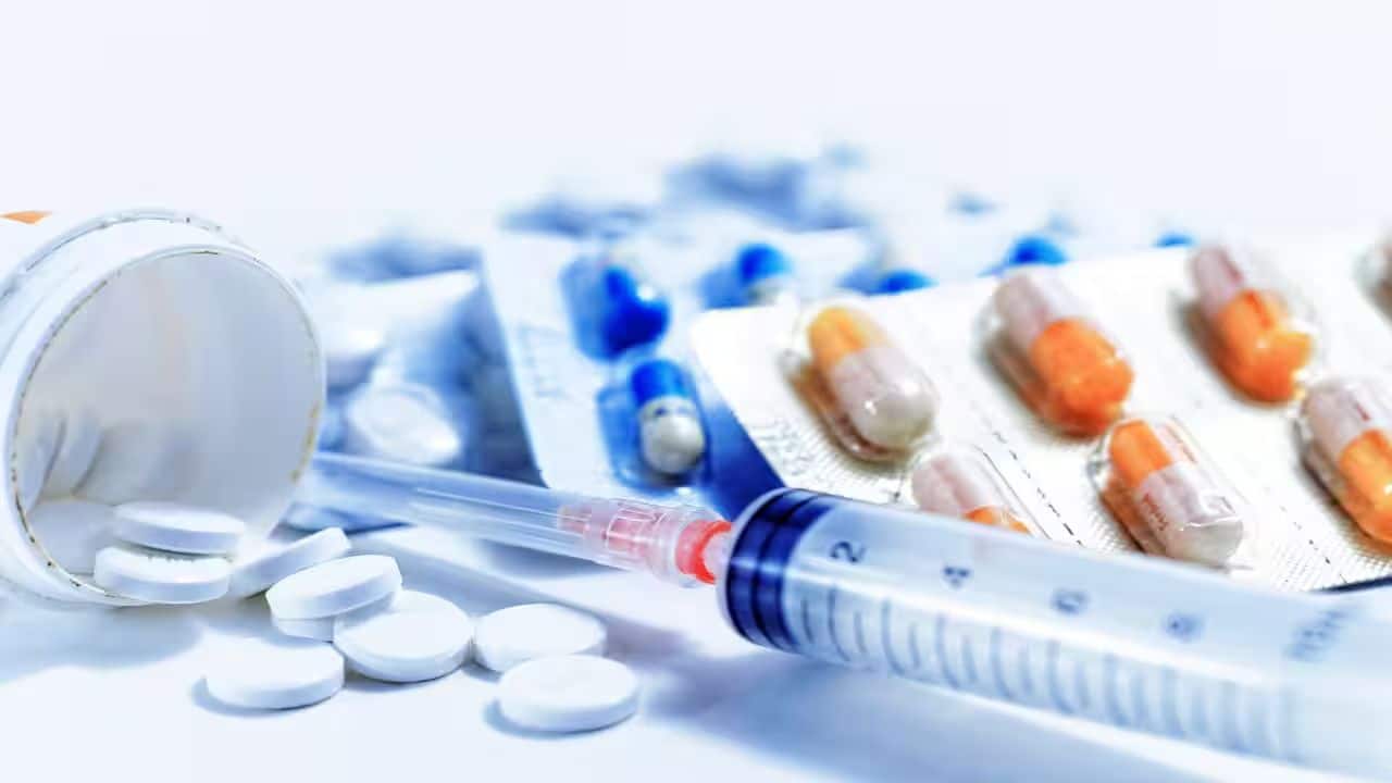 कैंसर, HIV की दवाएं हो सकती हैं सस्ती! सरकार की 200 दवाओं पर कस्टम्स ड्यूटी घटाने की तैयारी