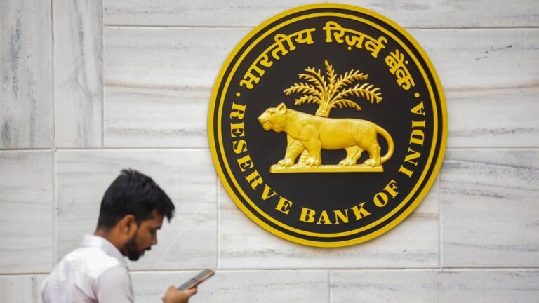 RBI Recruitment 2025: आरबीआई में ग्रेड A और B पदों पर निकली वैकेंसी, जानें कैसे करें अप्लाई