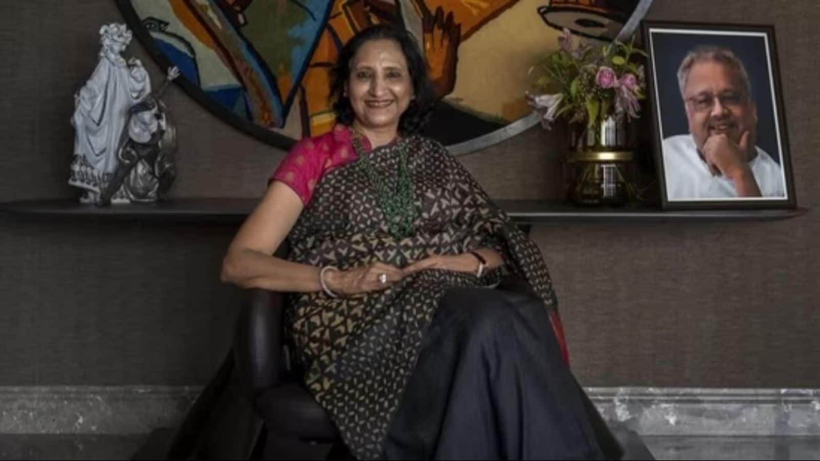 Titan Share Price: रेखा झुनझुनवाला को ₹1000 करोड़ का नुकसान, टाटा ग्रुप का शेयर 6% टूटा, जानें कारण