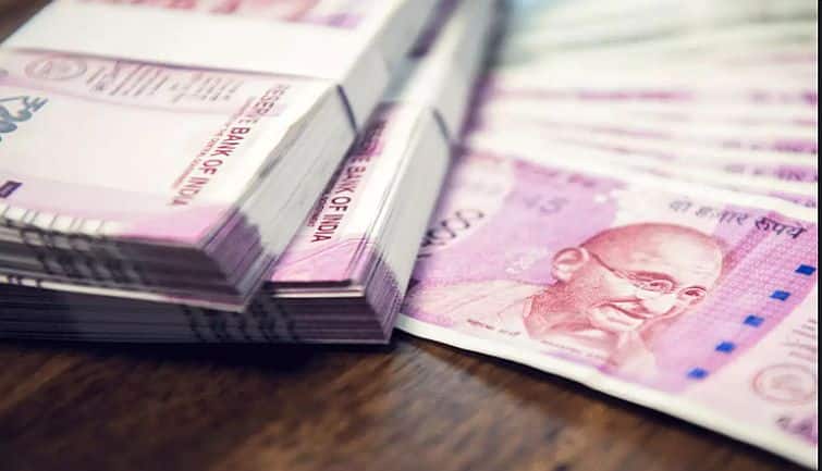 Rupee Vs Dollar: 16 पैसे टूटकर 85.80 पर बंद हुआ रुपया, इन कारणों ने बनाया दबाव