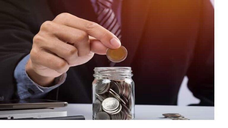 Personal Finance Tips: अच्छी इनकम के बावजूद आपको पैसे की तंगी रहती है? इस्तेमाल करें सिर्फ ये 5 टिप्स