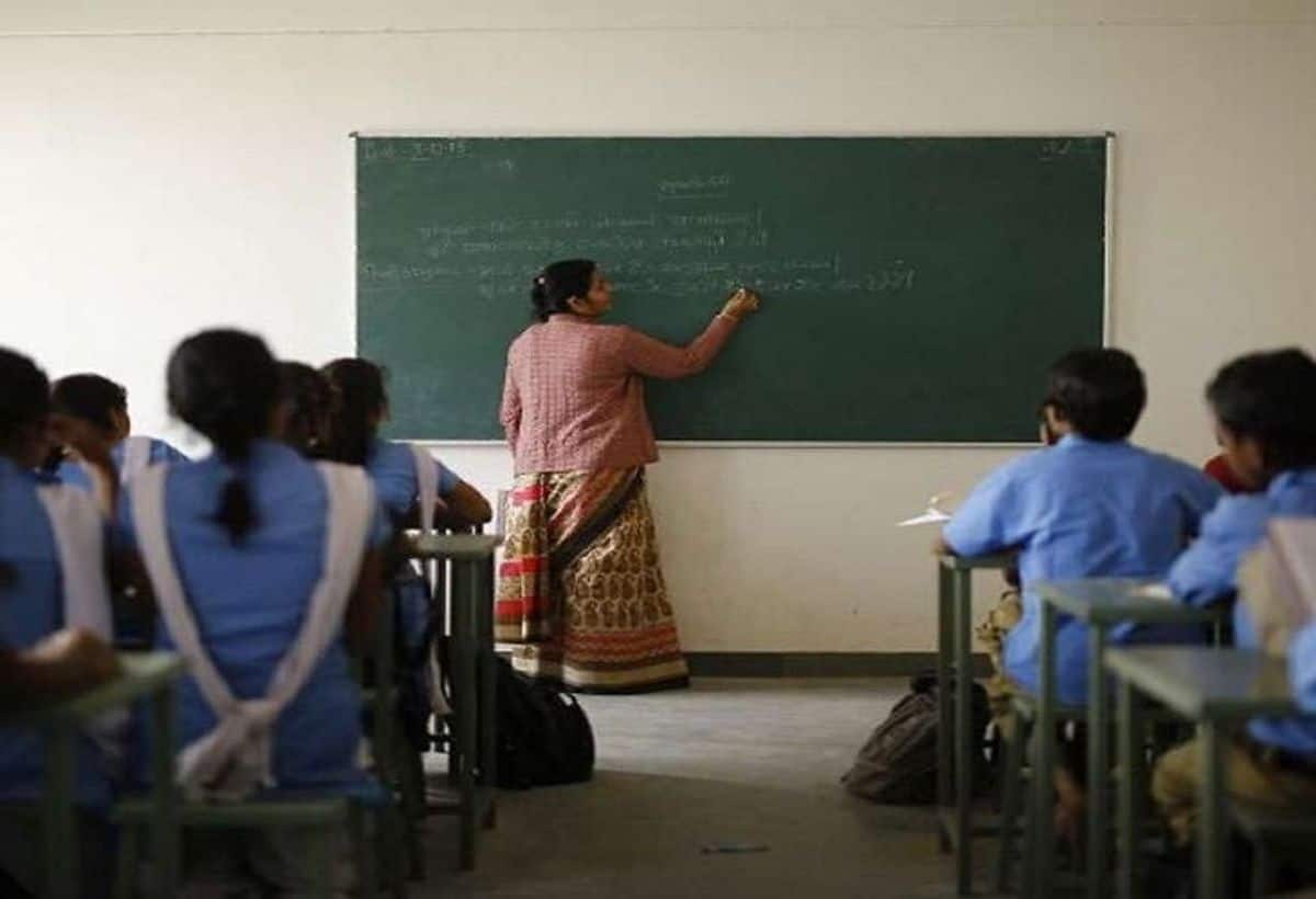 Teacher Recruitment 2025: टीचर के 1996 पदों पर निकली वैकेंसी, उम्र को लेकर मिली ये बड़ी छूट, भर्ती के बारे में जानें सबकुछ