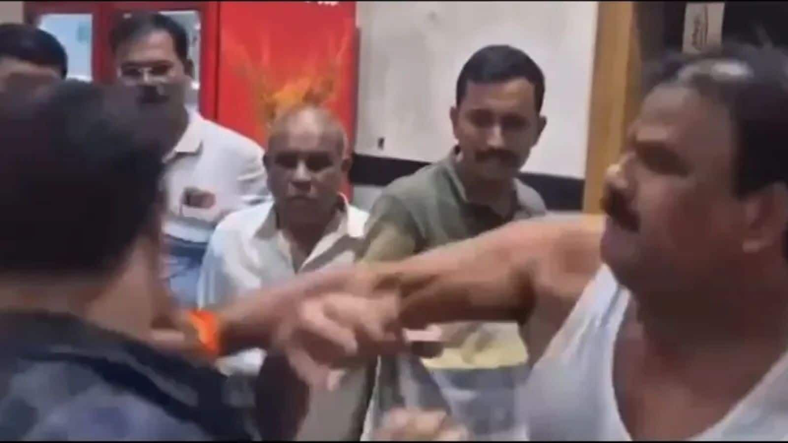 Sanjay Gaikwad : महाराष्ट्र में नहीं थम रही थप्पड़बाजी, अब शिंदे सेना के विधायक संजय गायकवाड़ ने कैंटीन स्टाफ को मारा थप्पड़