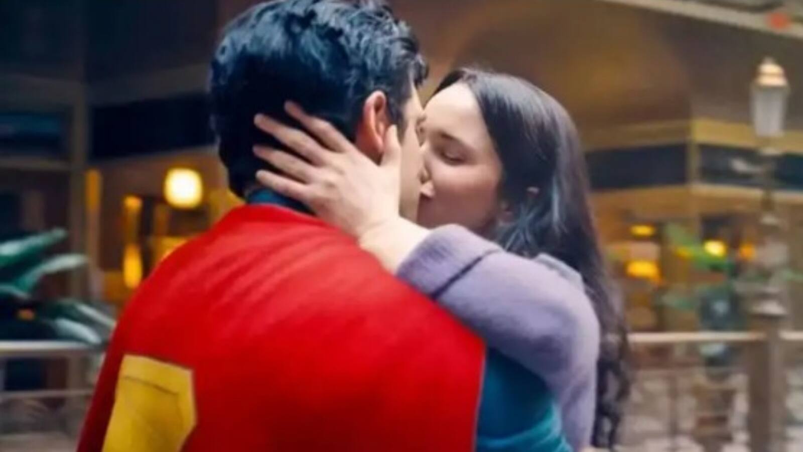 Superman: हॉलीवुड फिल्म 'सुपरमैन' में हटा किसिंग सीन, आग बबूला हो उठे भारतीय फैंस