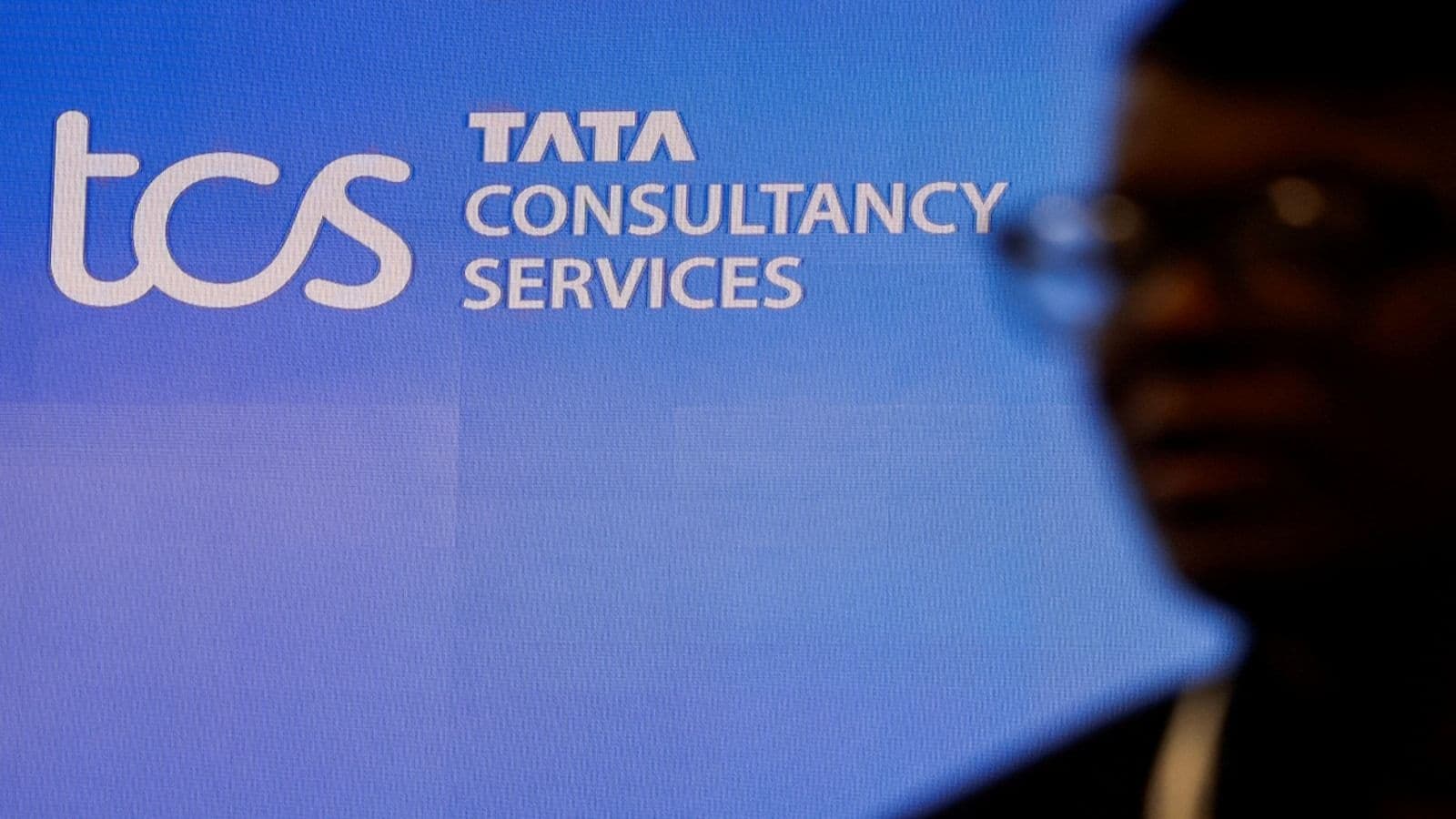 TCS Share Price: सबसे बड़ी IT कंपनी की आय में गिरावट, यूबीएस की खरीदारी की सलाह, बाकी ब्रोकरेजेज की न्यूट्रल रेटिंग