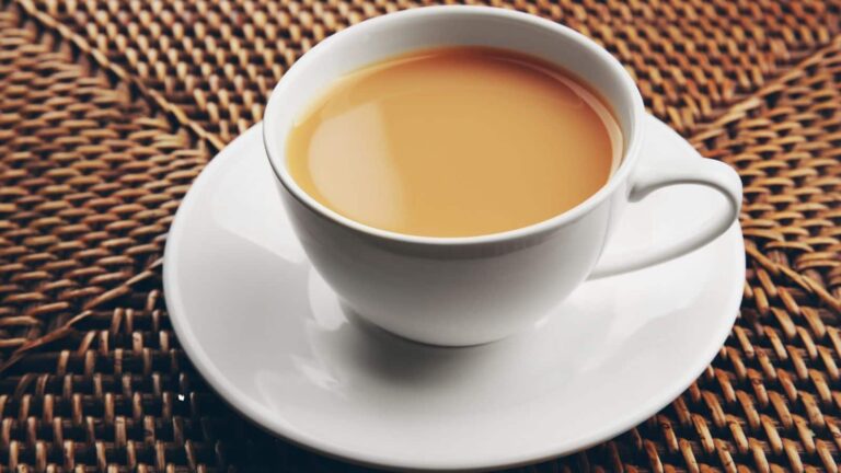 Benefits of tea: चाय से प्यार है? तो ये 1 आदत आपके हार्ट अटैक का खतरा आधा कर सकती है!