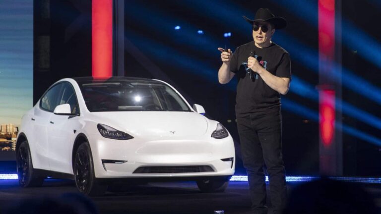 Tesla Model Y: टेस्ला ने ₹60 लाख में लॉन्च की भारत में कार, लेकिन कुछ ही हफ्तों में घट सकते हैं दाम, जानिए कैसे?