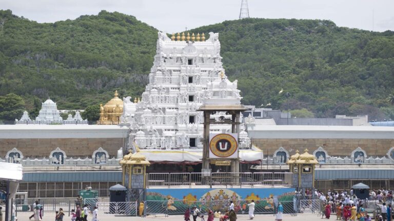 Tirumala Temple: तिरुपति बालाजी मंदिर में काम कर रहे थे 4 गैर हिंदू कर्मचारी, TTD ने किया सस्पेंड