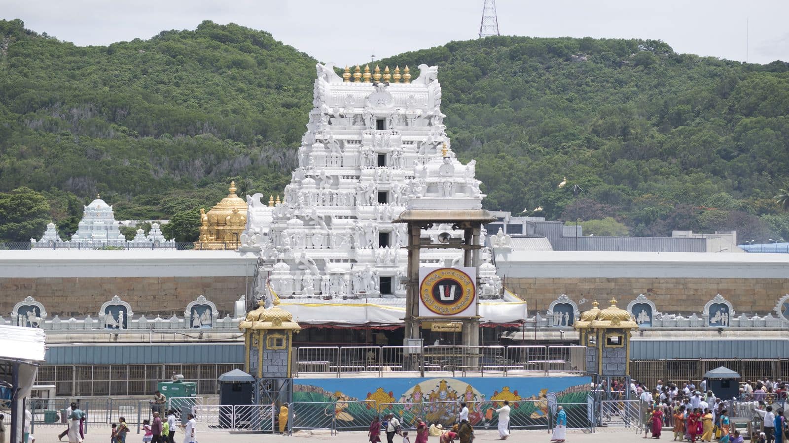 Tirumala Temple: तिरुपति बालाजी मंदिर में काम कर रहे थे 4 गैर हिंदू कर्मचारी, TTD ने किया सस्पेंड