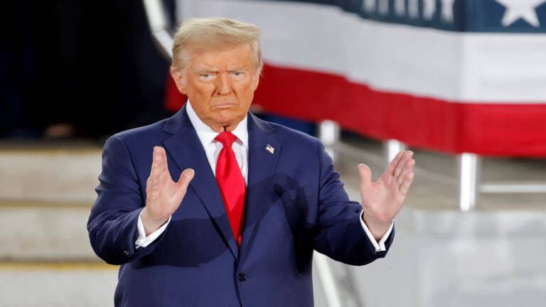 Trump Tariffs: डोनाल्ड ट्रंप ने भारत पर लगाया 25% टैरिफ, इन 5 सेक्टर्स को लग सकता है सबसे बड़ा झटका