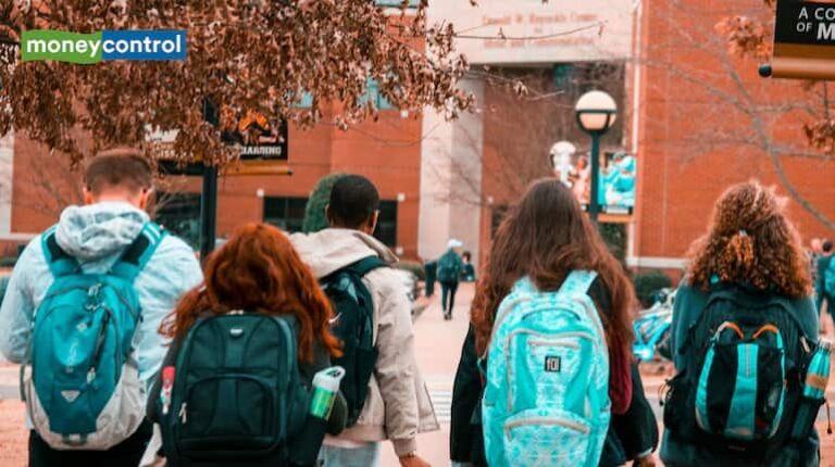 अमेरिका में विदेशी स्टूडेंट्स के रहने की समयसीमा हो सकती तय, ट्रंप सरकार बना रही सख्त कानून