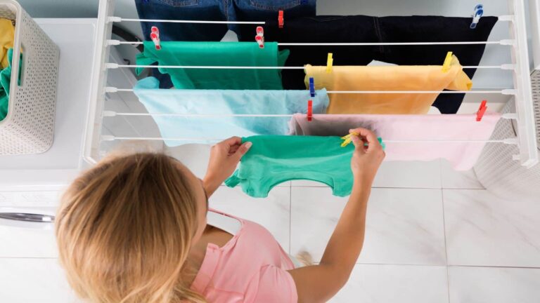 Monsoon: बारिश के मौसम में गीले कपड़ों के बदबू से हो गए हैं परेशान! अजमाएं ये घरेलू टिप्स