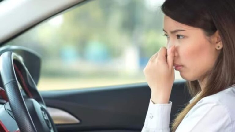 कार की AC से आ रही है बदबू? जानें इसके पीछे की वजह और समाधान