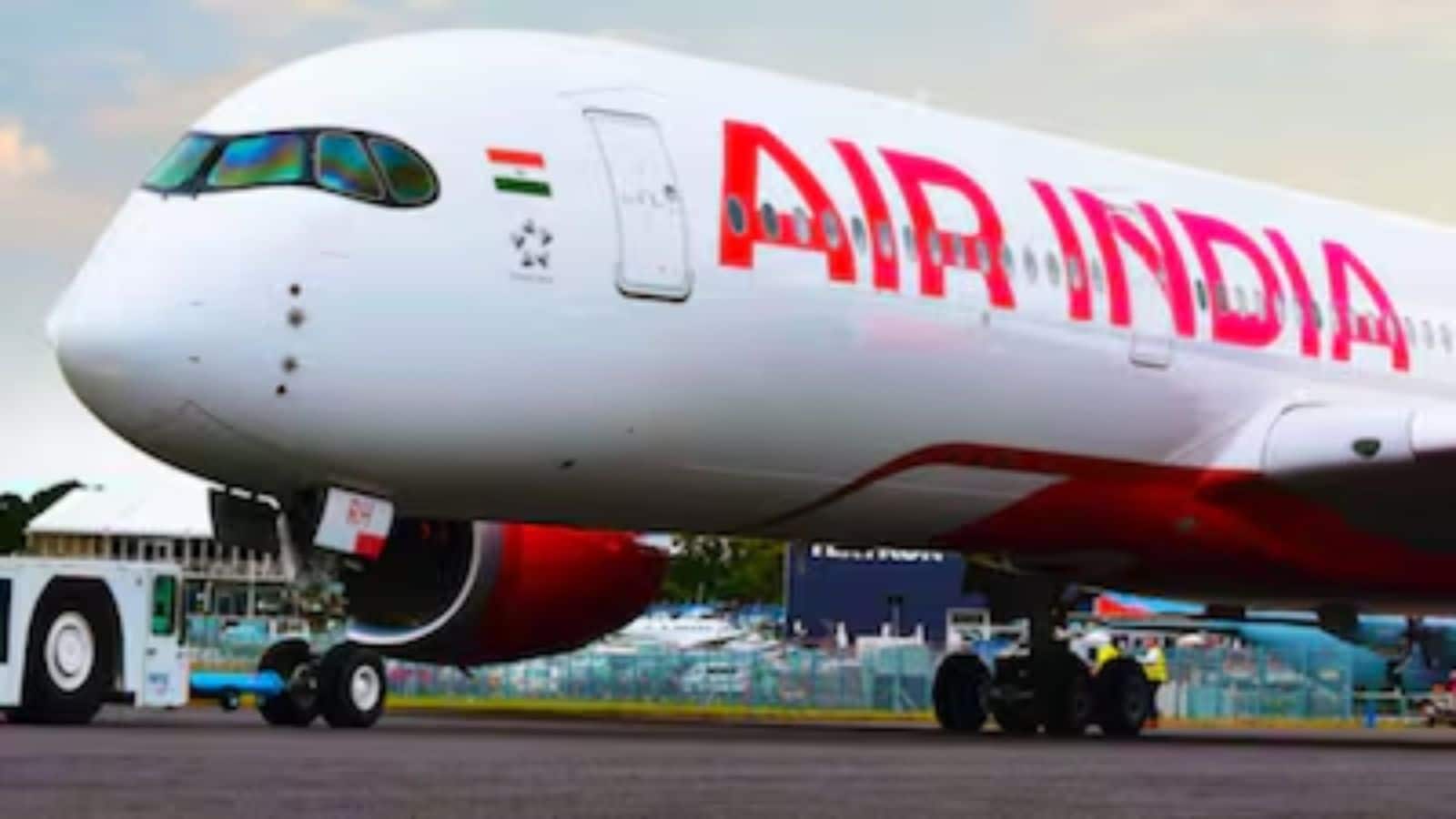 लैंडिग के वक्त अचानक झुका Air India का प्लेन...मच गई चीख-पुकार, ग्वालियर एयरपोर्ट पर बड़ा हादसा टला