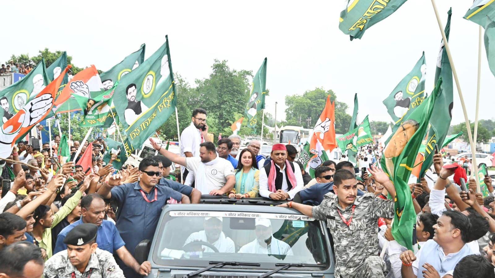 Bihar Chunav 2025: अखिलेश की एंट्री से गरमाई बिहार की सियासत! वोटर अधिकार यात्रा में राहुल, तेजस्वी का थामा हाथ