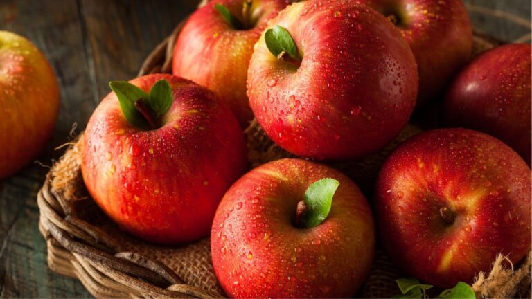 Apple Buying Tips: चमक देखकर न खरीदें सेब! जानिए कैसे पता चलेगा कौन सा सेब है असली