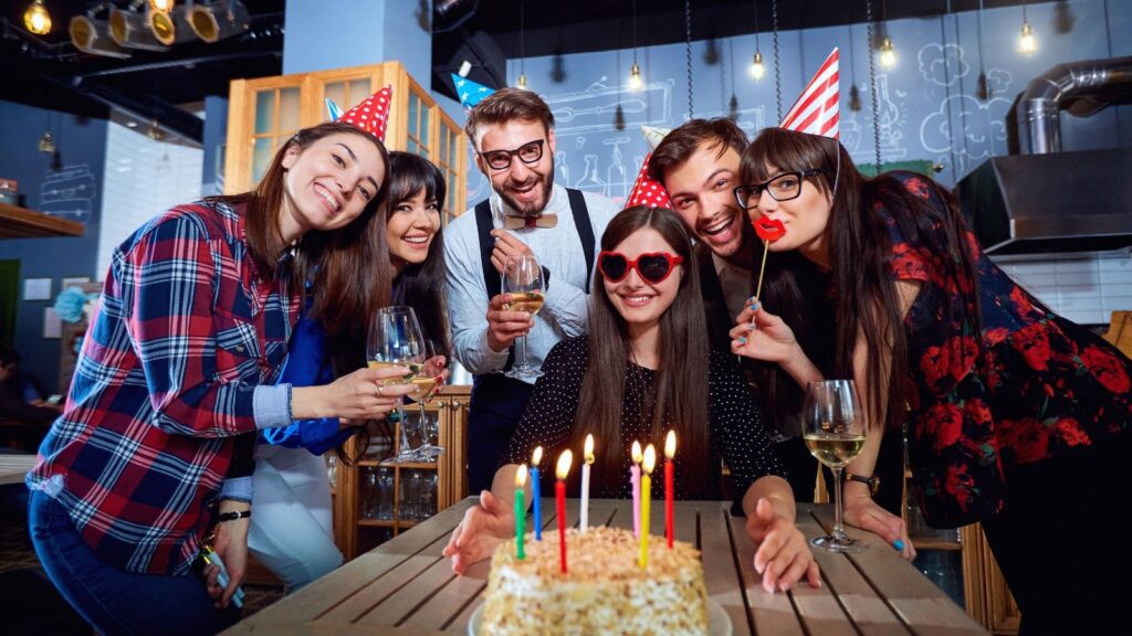 जन्मदिन मनाने की परंपरा की शुरुआत कहां से हुई, और किसने मनाया पहला बर्थडे?