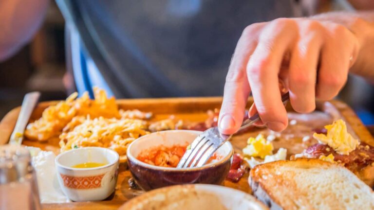 Health Alert: सुबह उठते ही भूलकर भी न खाएं ये चीजें, बन सकती हैं पेट की बड़ी बीमारी का कारण