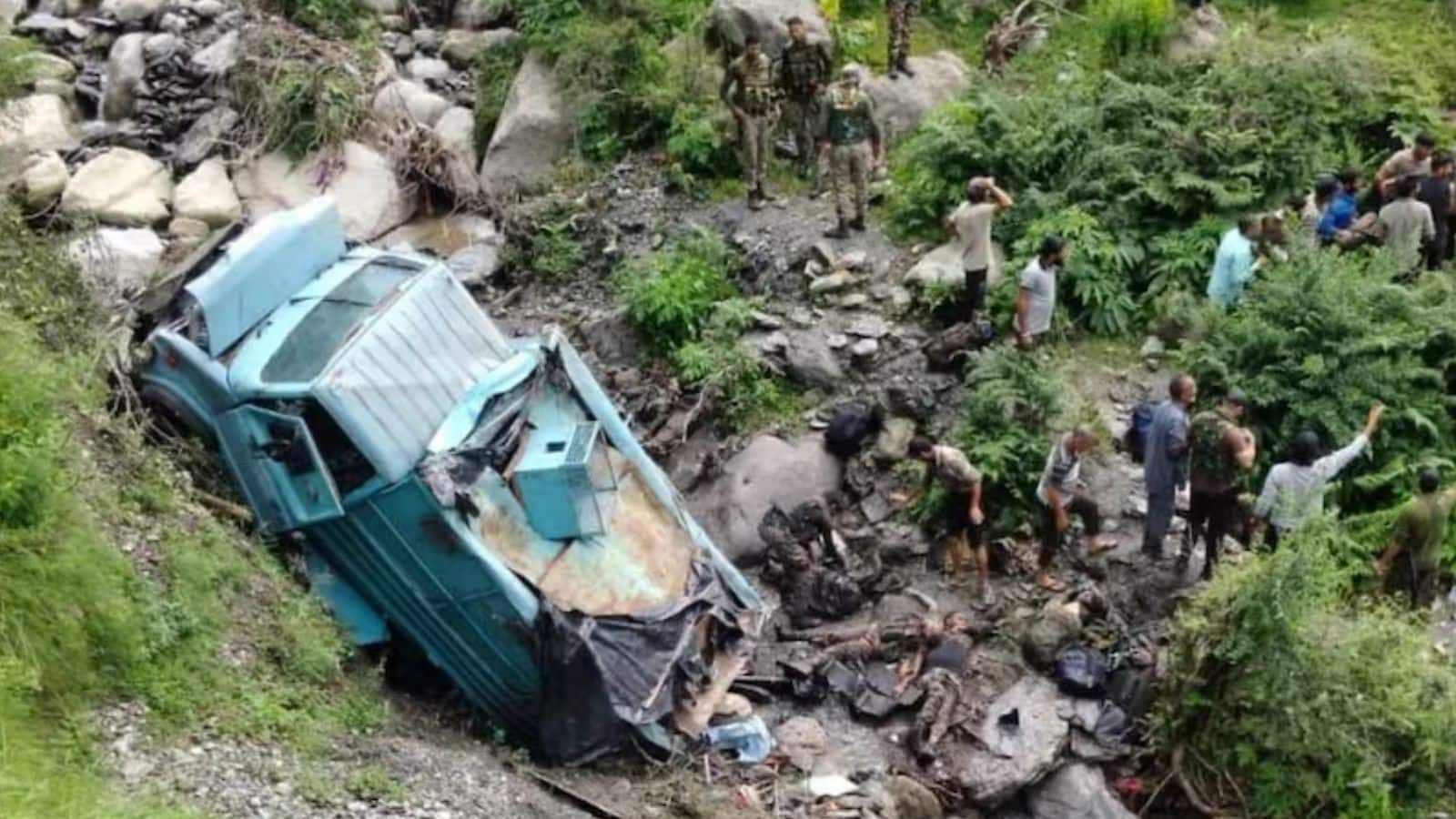 CRPF Vehicle Accident: जम्मू-कश्मीर के उधमपुर में बड़ा हादसा, खाई में गिरा CRPF का व्हीकल, 2 जवान शहीद और 12 घायल