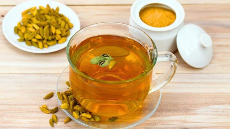 Cardamom Water: सिर्फ 2 इलायची का पानी कर सकता है कमाल, रोज सुबह पीने से होंगे हैरान करने वाले फायदे
