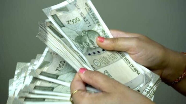 Rupee Vs Dollar: ट्रंप के 25% अतिरिक्त टैरिफ के बावजूद अमेरिकी डॉलर के मुकाबले रुपया मजबूत खुला