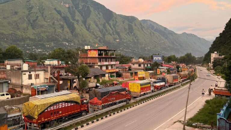 चंडीगढ़-कुल्लू हाईवे पर 50 Km लंबा ट्रैफिक जाम, सैकड़ों ट्रक फंसे, फल और सब्जियों की सप्लाई रुकी!