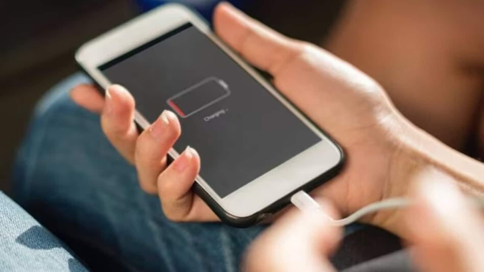 रेलवे, एयरपोर्ट या मॉल के चार्जिंग पॉइंट पर न लगाएं फोन और लैपटॉप, मिनटों में हो सकता है हैक