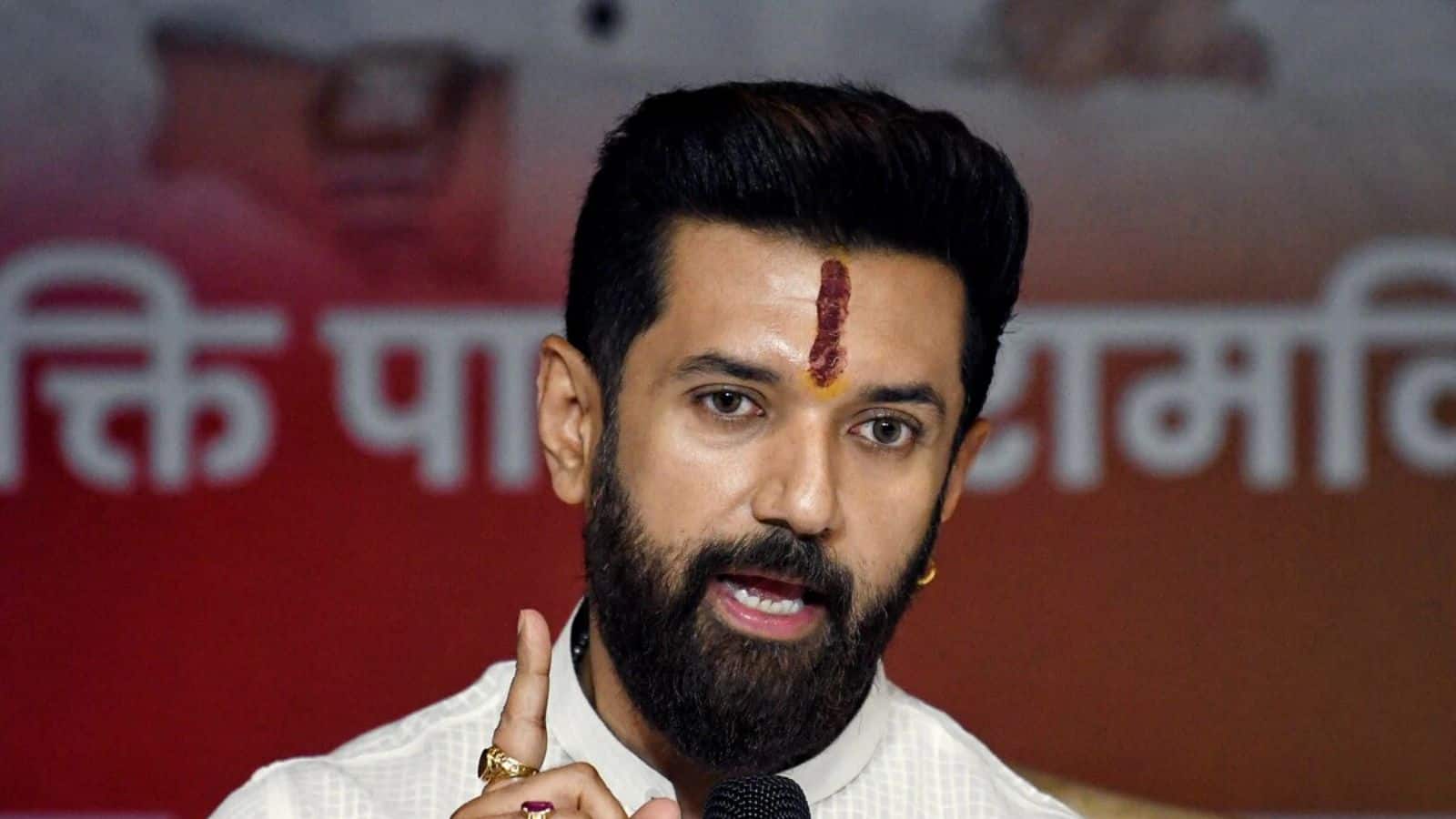 Bihar Election 2025: लालू-तेजस्वी पर बरसे चिराग, कहा- कांग्रेस की पिछलग्गू बन गई RJD!