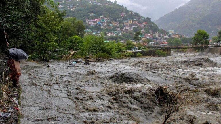 Cloudburst: हिमाचल प्रदेश के कुल्लू में फटा बादल, IMD ने कई जिलों के लिए जारी किया अलर्ट