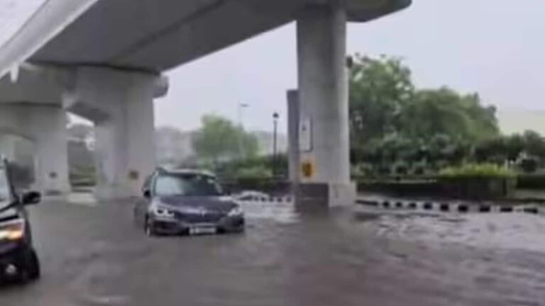 Delhi-NCR Heavy Rains: दिल्ली में मूसलाधार बारिश से हाहाकार! जलभराव में बीच सड़क पर बंद हो गई BMW, देखें वीडियो