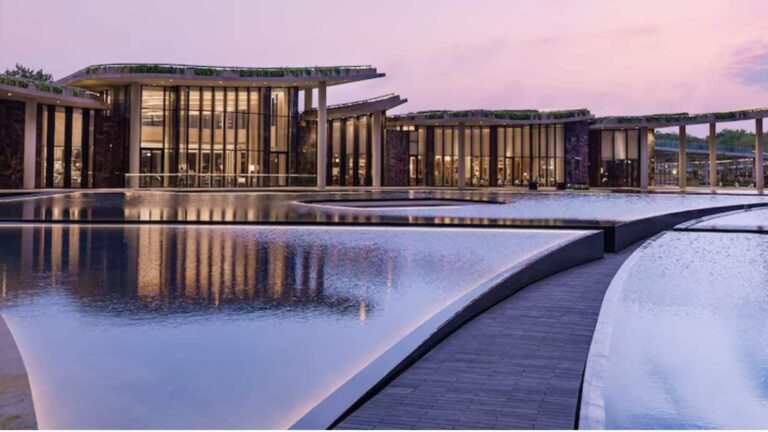 गुरुग्राम के DLF 'The Camellias' में ब्रिटिश बिजनेसमैन ने खरीदा 100 करोड़ का घर, आखिर ये क्यों है इतना खास?