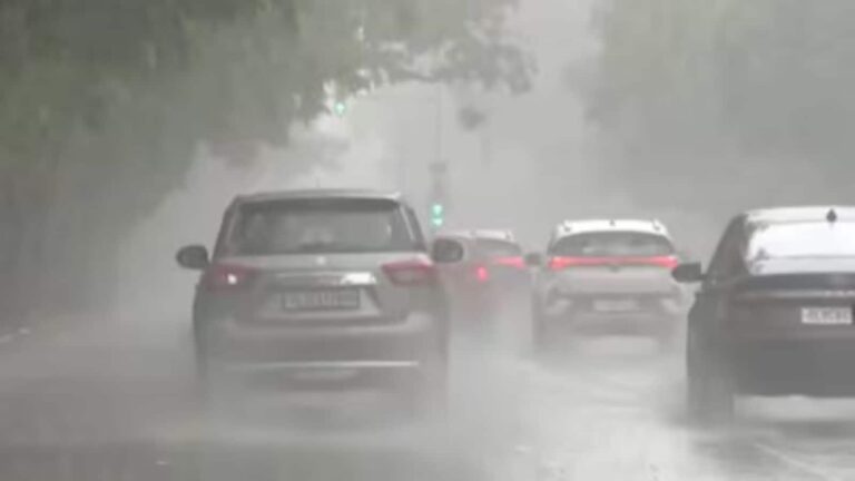 Delhi Weather: दिल्ली-NCR में आसमानी आफत का कहर! भयंकर बारिश से जनजीवन हुआ अस्त-व्यस्त, 90 से ज्यादा उड़ानें प्रभावित