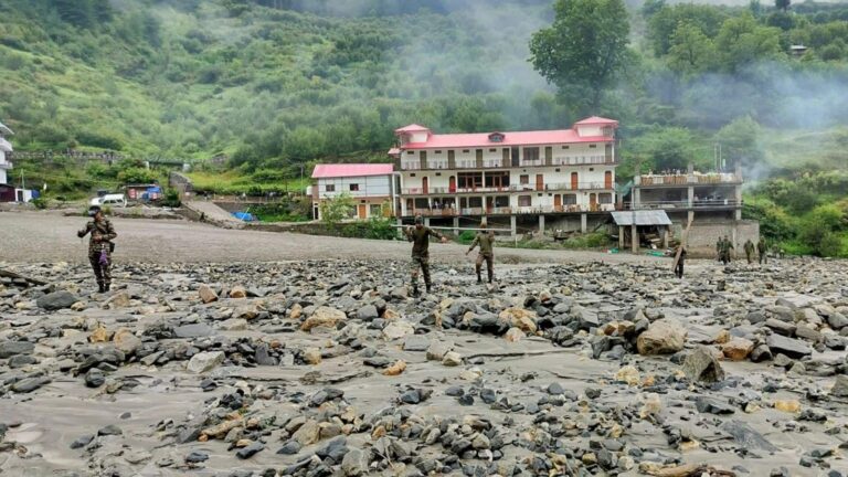 Uttarkashi: फेफड़ों में कीचड़, घाव में फंसे पत्थर, टूट गई पसलियां! धराली हादसे के बाद मलबे से निकाले घायलों की हालत गंभीर