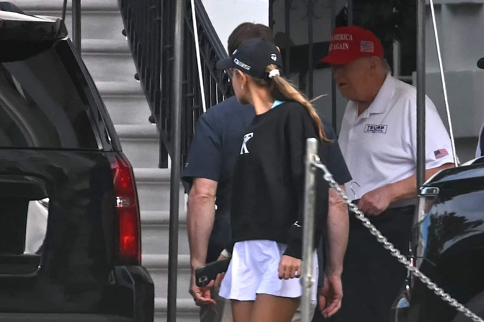 सोशल मीडिया पर डोनाल्ड ट्रंप की मौत की अफवाहें, इधर गोल्फ खेलते नजर आए अमेरिकी राष्ट्रपति